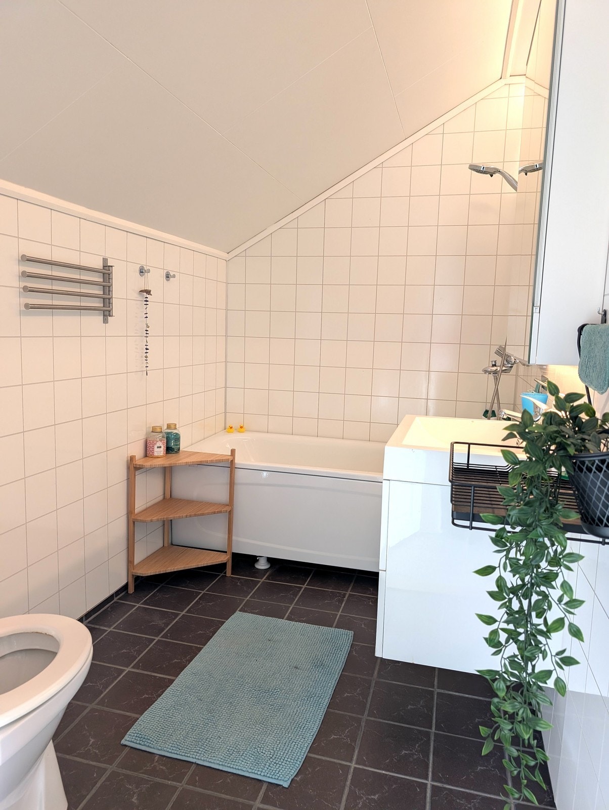 Dette badet er innredet med badekar, servant med underskap og wc. Galleribilde