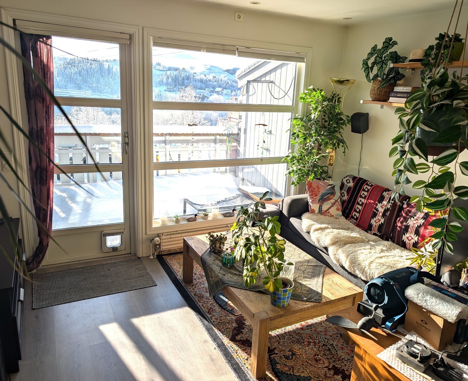 Stuen er innredet med en koselig sittegruppe. Galleribilde