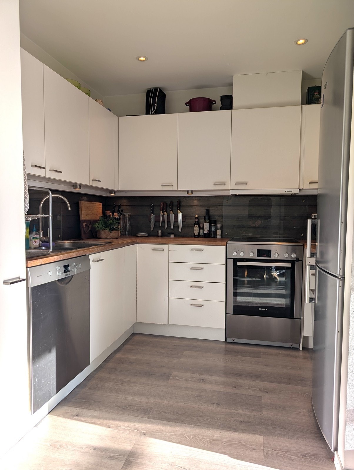 Kjøkkenet er utstyrt med komfyr, oppvaskmaskin og kjøl- og fryseskap. Galleribilde