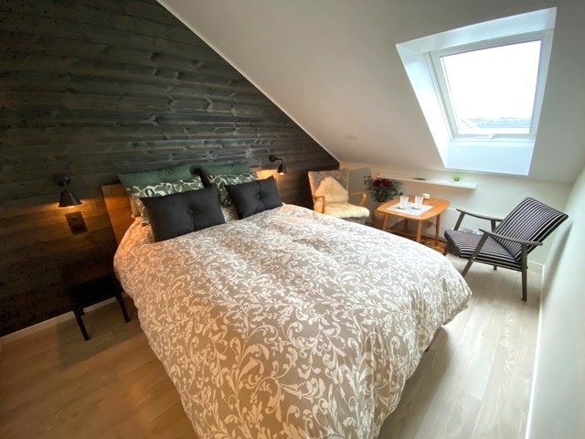 Det andre soverommet er på 9,5 kvm med plassbygd garderobeskap. Galleribilde