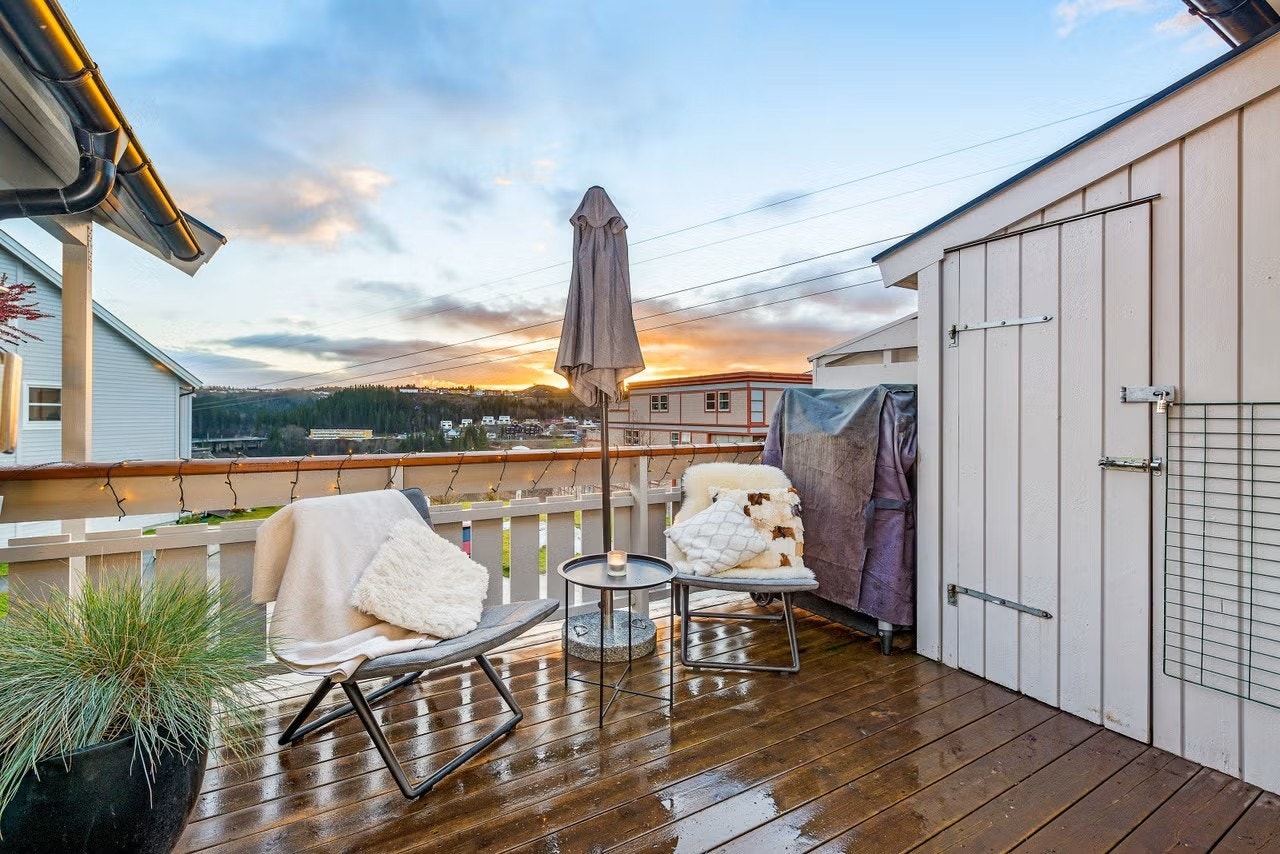 Fra stuen har du utgang til en romslig og sørvendt balkong (Møbler på bildet følger ikke med). Galleribilde