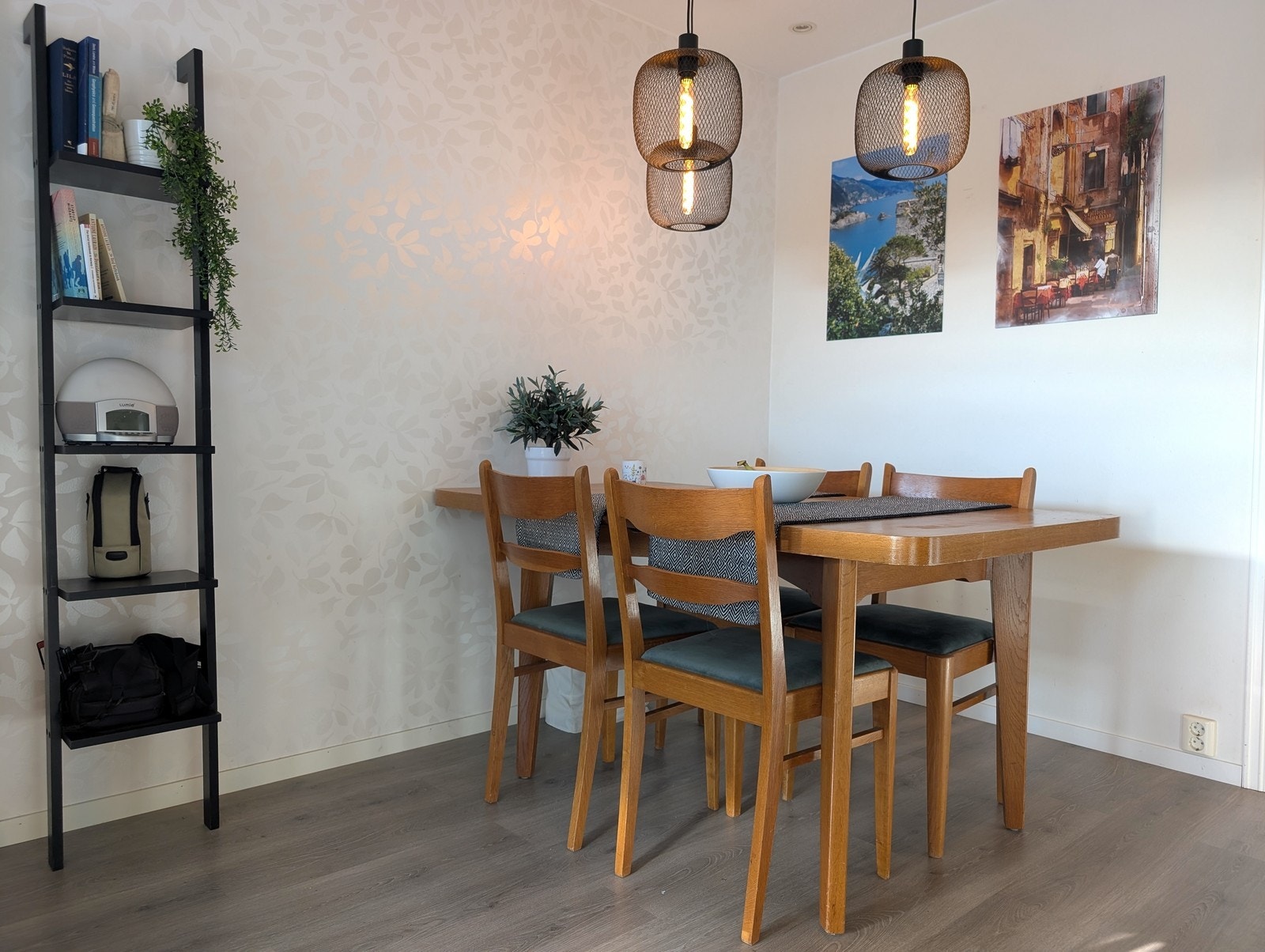 Det er god plass til spisebord mellom kjøkken og stue. Galleribilde