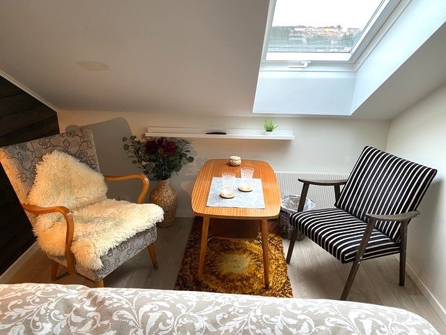 Soverommet er innredet med stor dobbeltseng og en koselig sittegruppe. Galleribilde