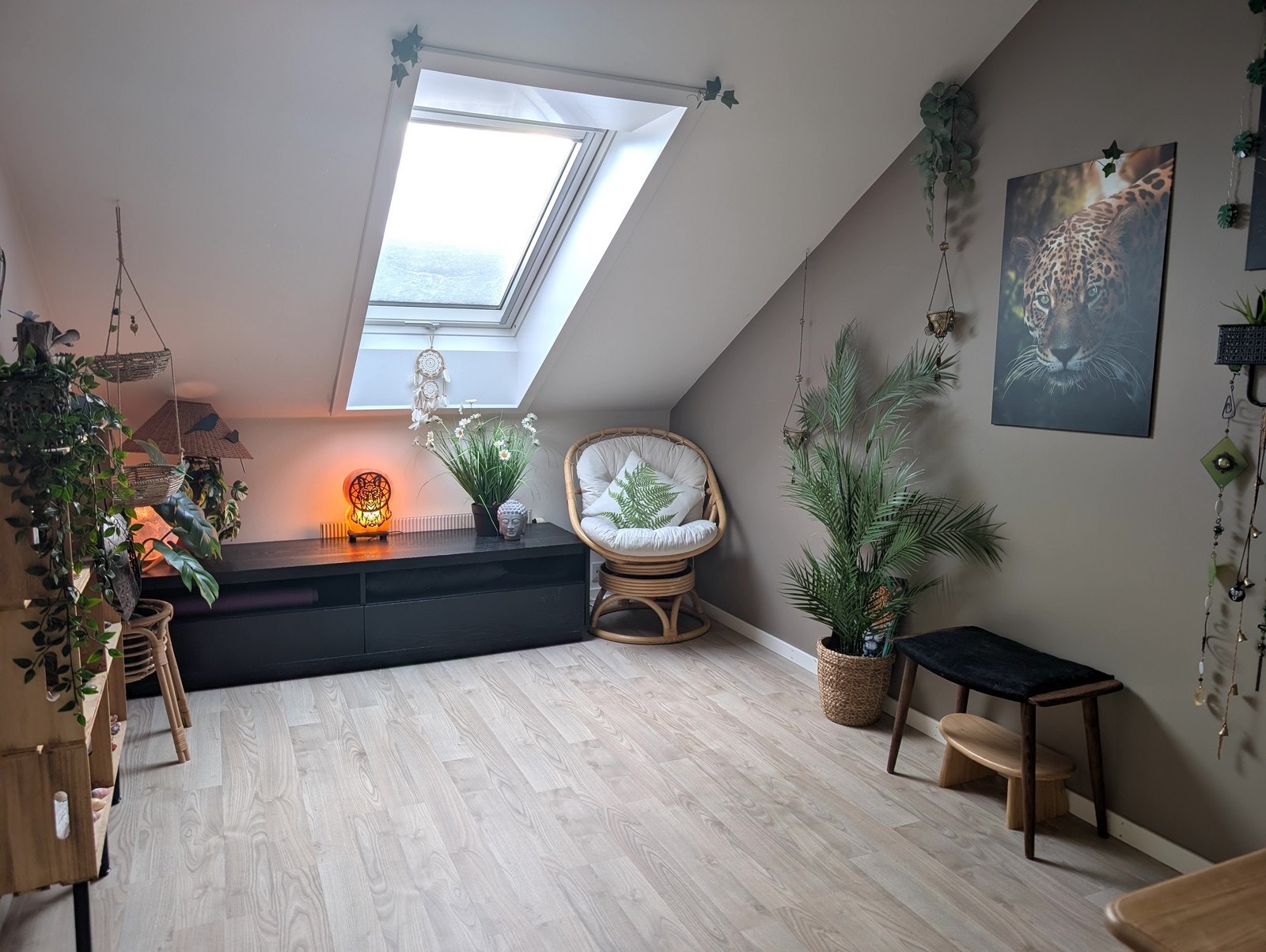 På det øvre planet finner du en koselig loftstue på ca 13. kvm, soverom og bad. Galleribilde