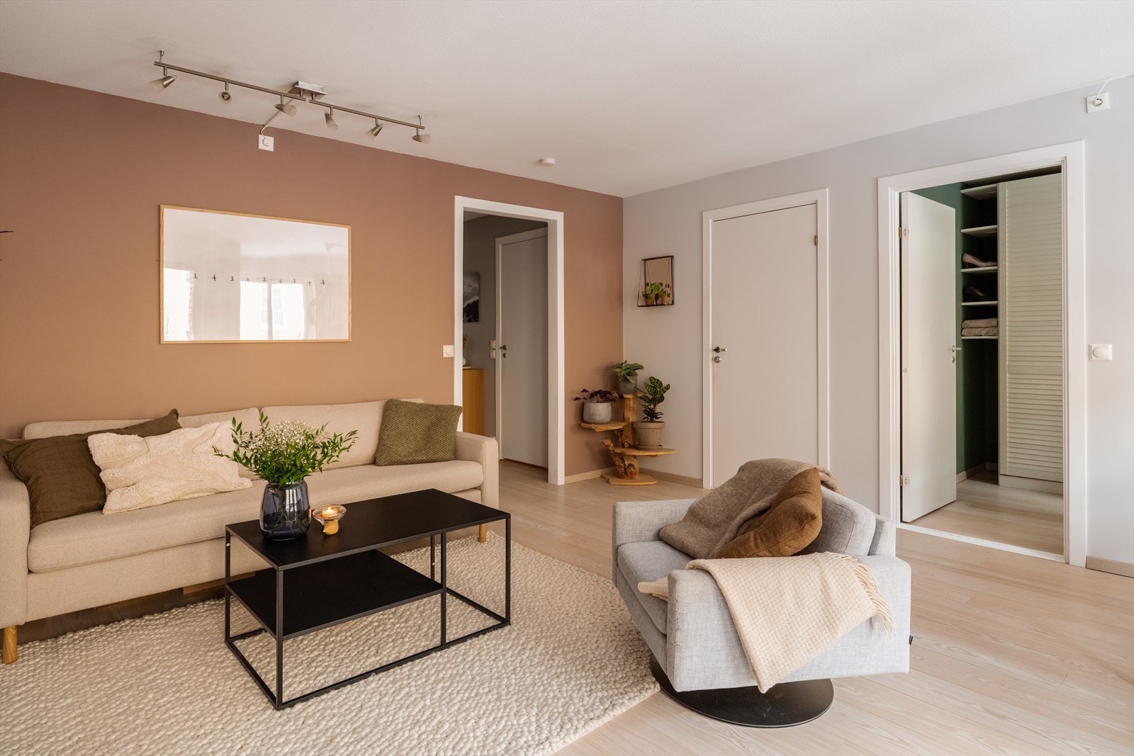 Svært god romfølelse i stuen. Galleribilde