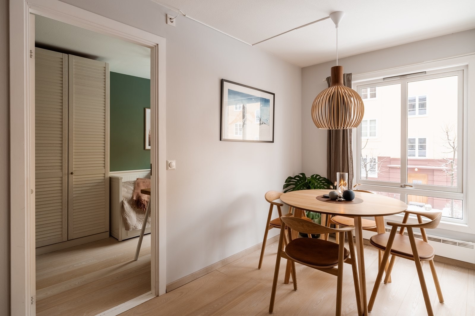 I tilknytning til stuen og spisestuen ligger ett av boligens to soverom. Galleribilde