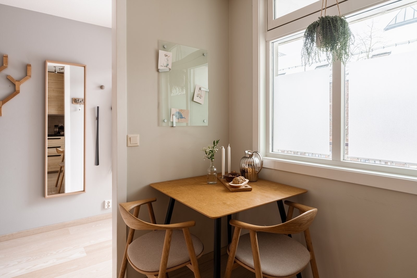 Hyggelig og sosial spiseplass på kjøkkenet. Galleribilde