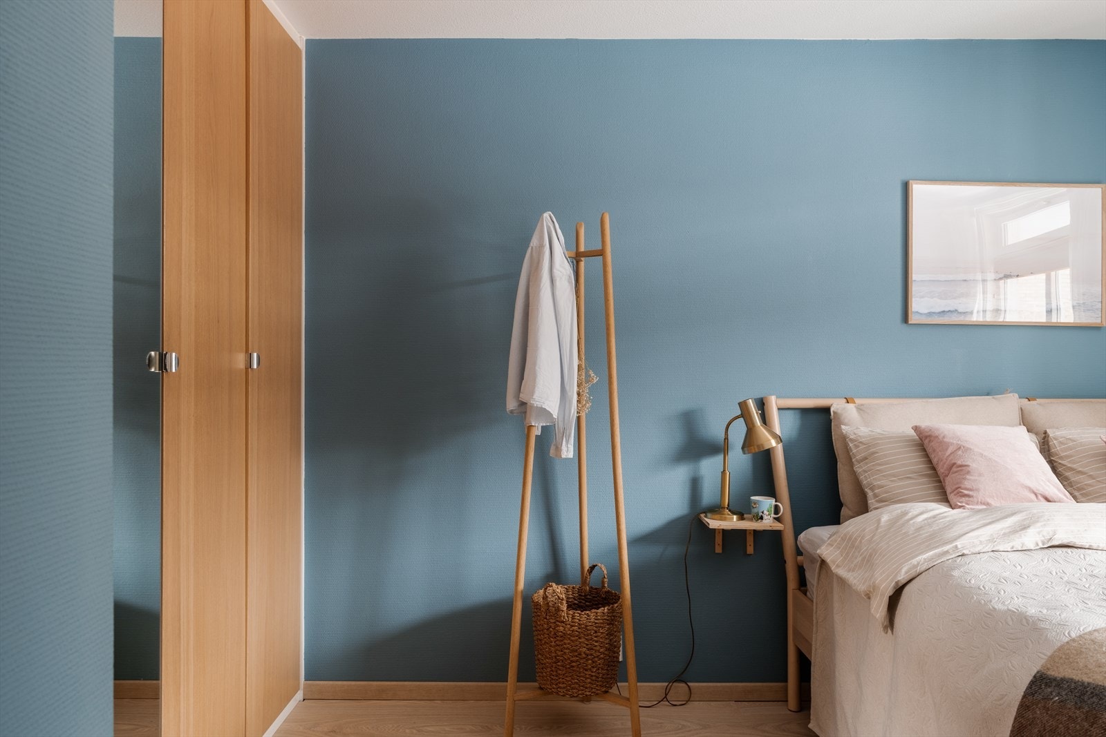 Hovedsoverommet er av generøs størrelse med dobbeltseng, nattbord og garderobeløsning. Galleribilde