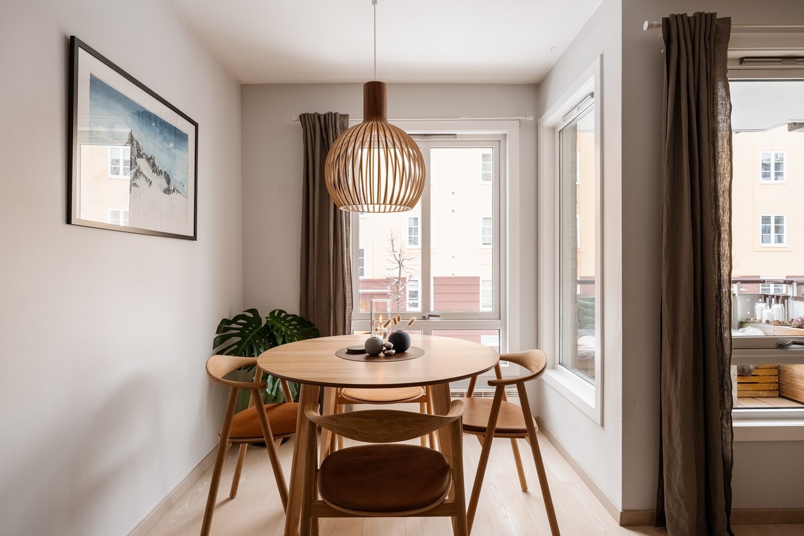 Hyggelig spisegruppe i tilknytning til stuen. Galleribilde