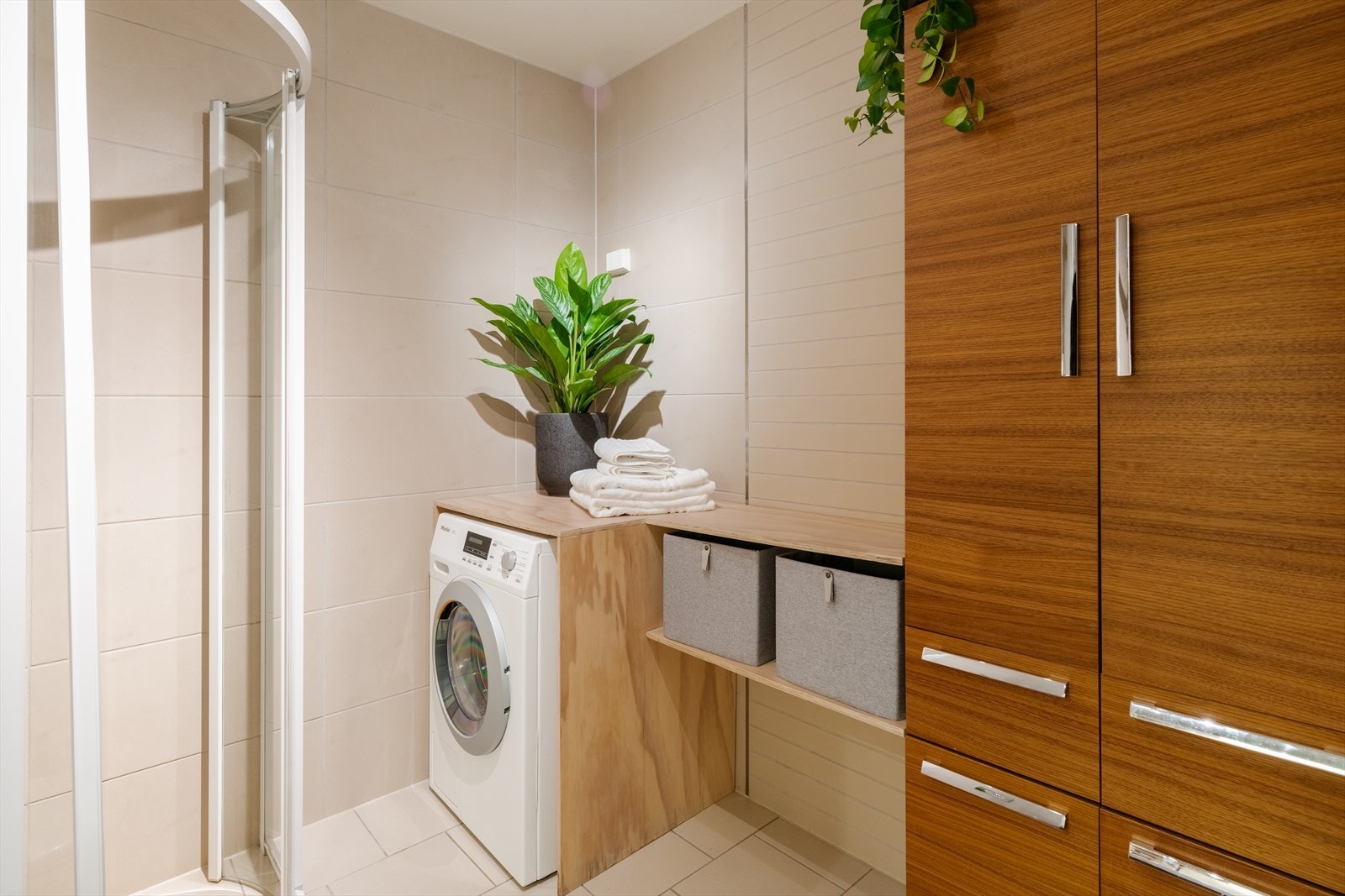 Baderommet har opplegg for vaskemaskin og tørketrommel, og har godt med lagringsplass. Galleribilde