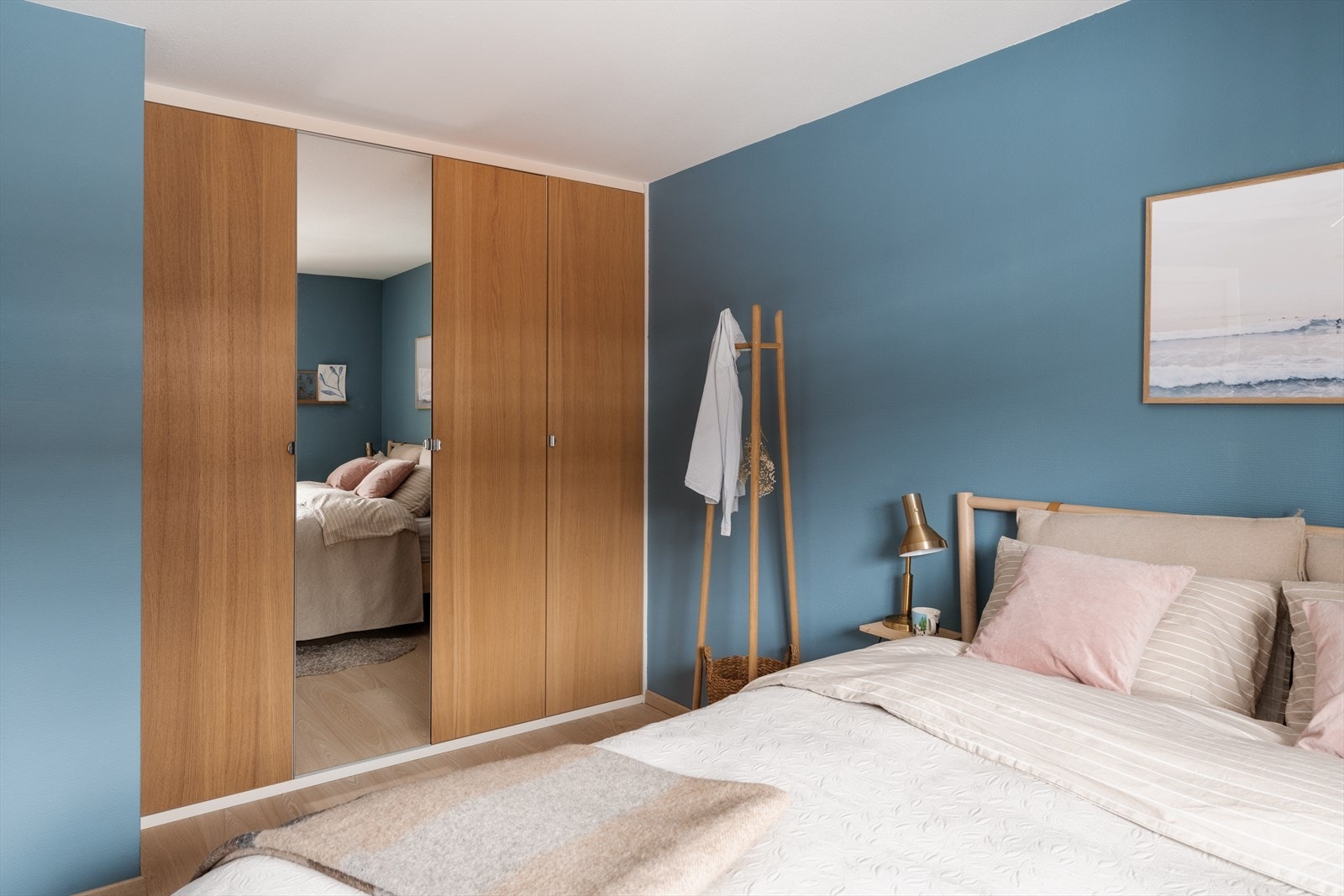 Stor plassbygget garderobeløsning på hovedsoverommet. Galleribilde