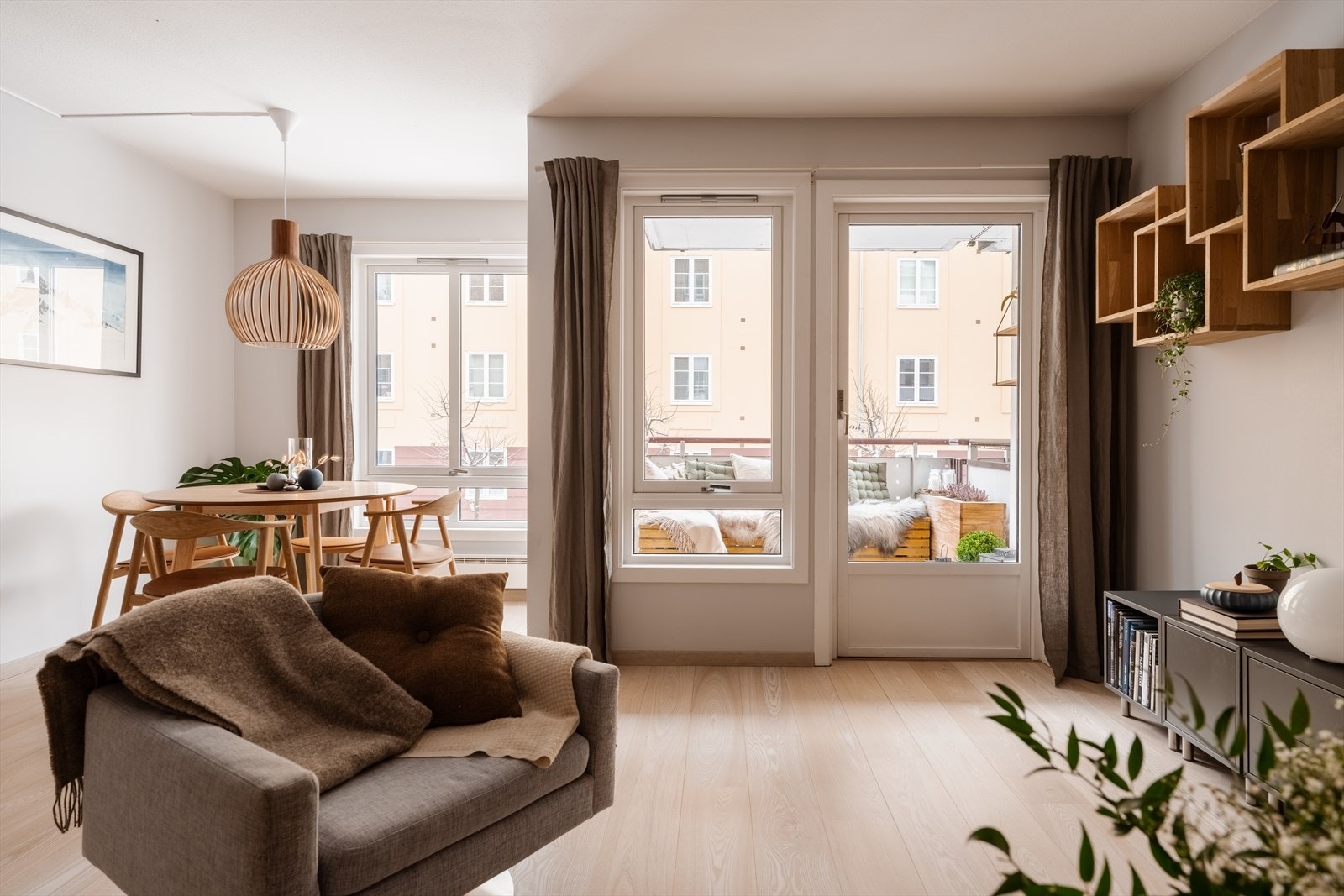 Fra stuen er det direkte adkomst til boligens sørvendte balkong. Galleribilde