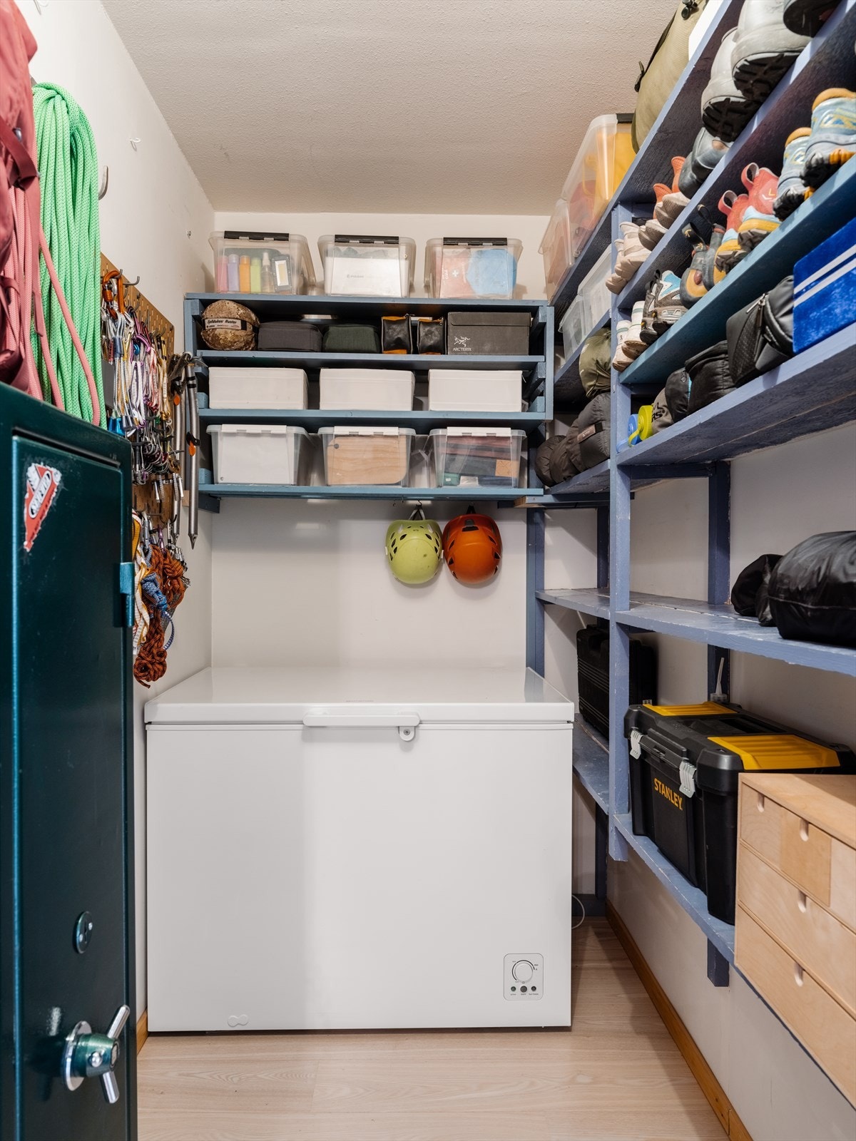 Praktisk innvendig bod som dekker de fleste behov til lagring og oppbevaring. Galleribilde