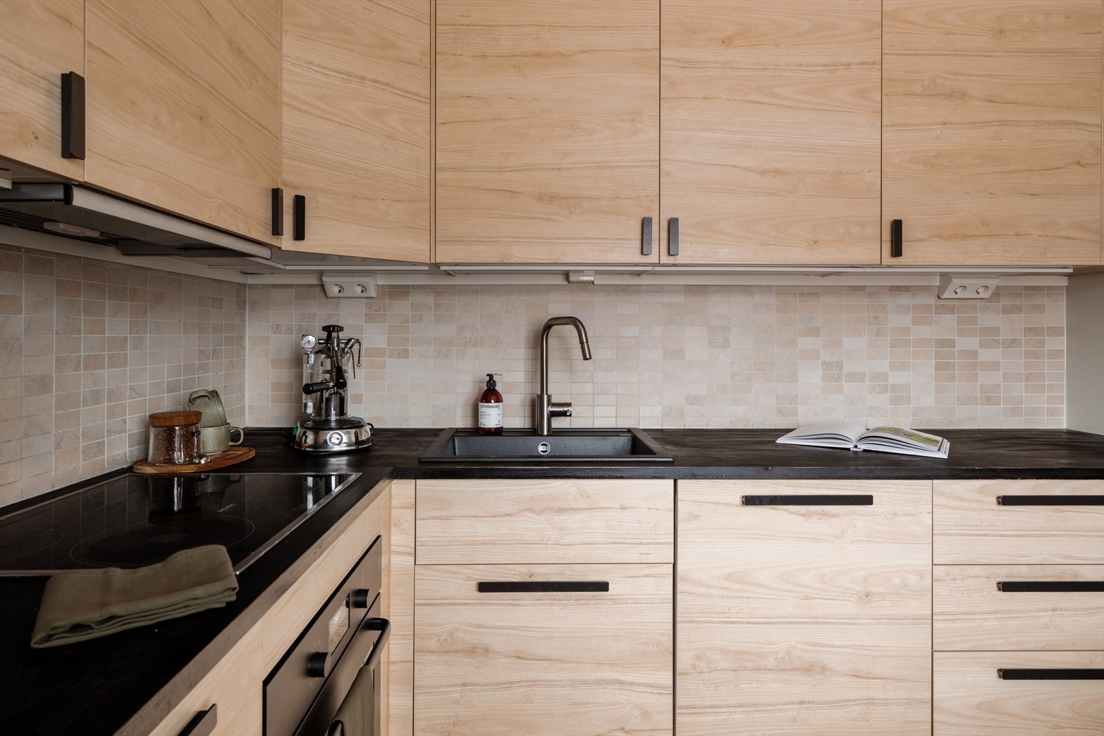 Rikelig med oppbevaringsplass i skuffer og skap. Galleribilde