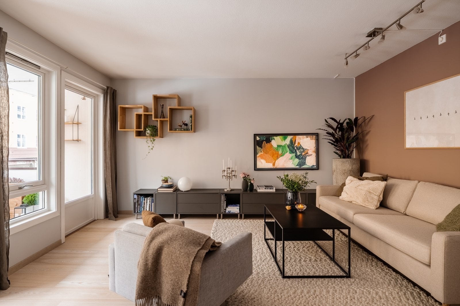 Slette overflater på vegger og i himling, med lekker 1-stavs gulver. Galleribilde