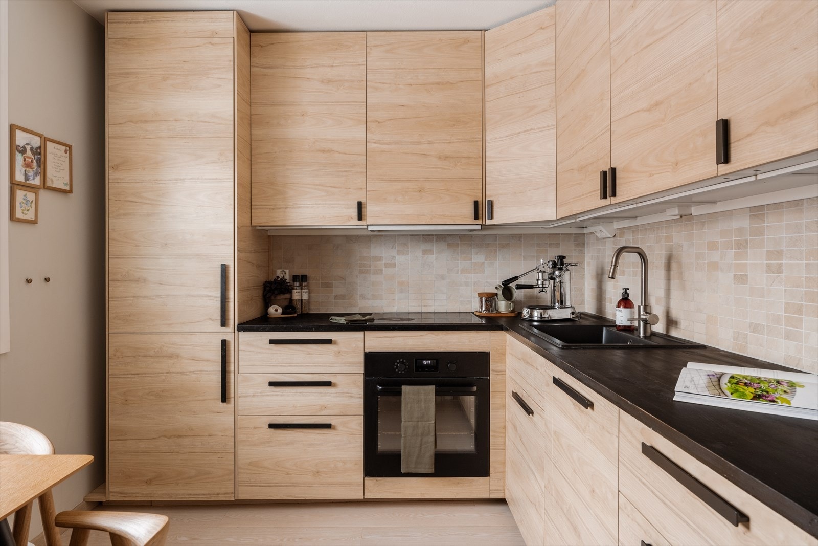 Moderne og praktisk kjøkken fra IKEA (2019) med integrerte hvitevarer. Galleribilde