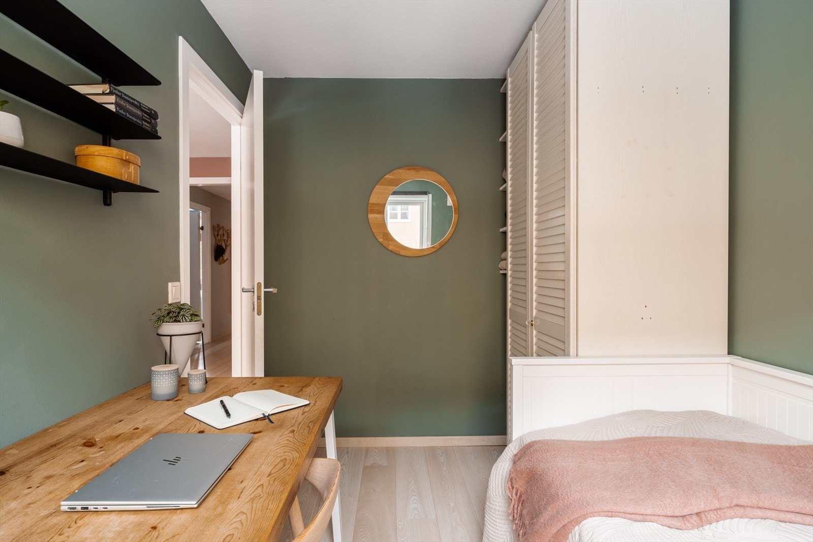 God plass til dobbeltseng, nattbord og garderobeløsning om ønskelig. Galleribilde