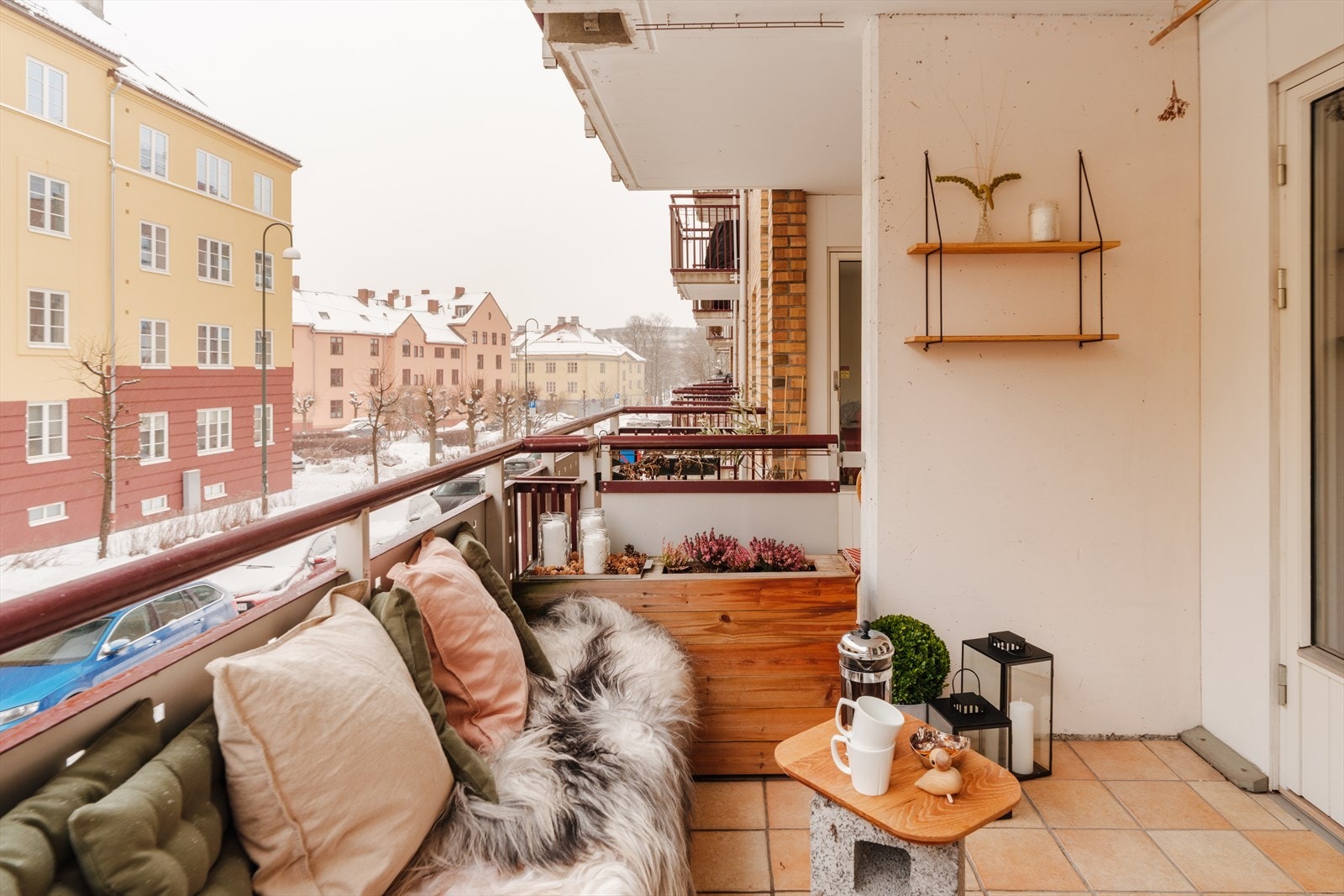 Det er gode solforhold på balkongen i mellom de vakre byggene på Sagene. Galleribilde