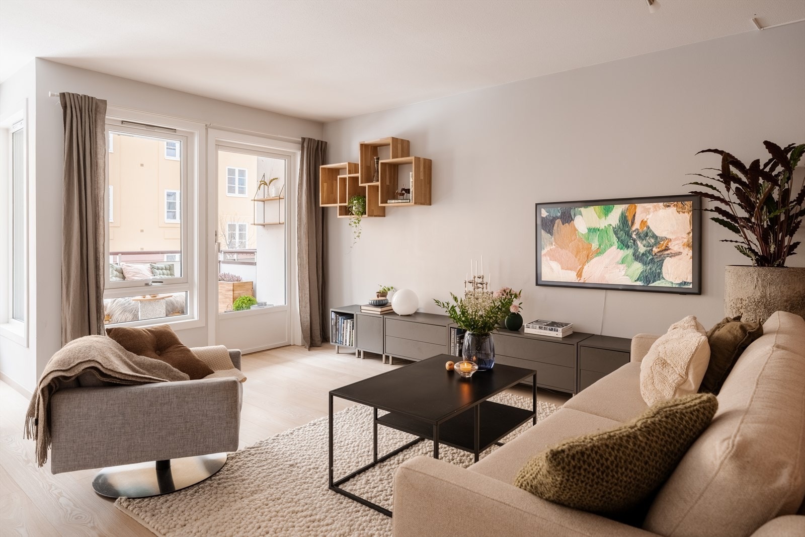 Stuen oppleves som svært lys og romslig med herlig lysinnslipp fra de store vindusflatene. Galleribilde