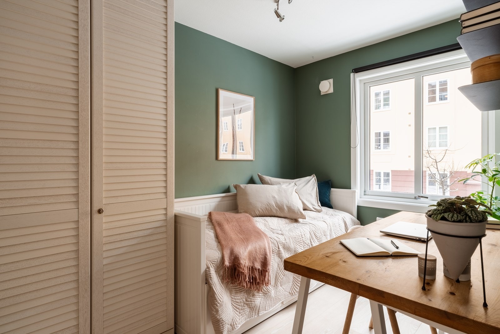 Soverommet er av generøs størrelse, og fungerer utmerket til gjesterom og/eller kontor i tillegg. Galleribilde