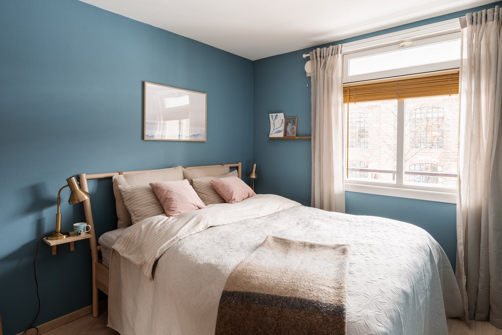 Hovedsoverommet vender i sin helhet inn mot rolig gangvei mellom byggene. Galleribilde