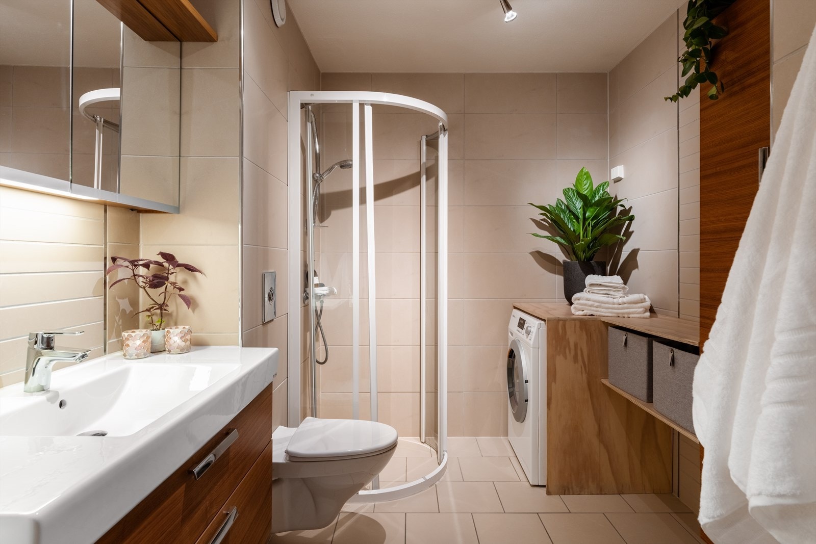 Lekkert flislagt baderom fra 2011 av god størrelse. Galleribilde