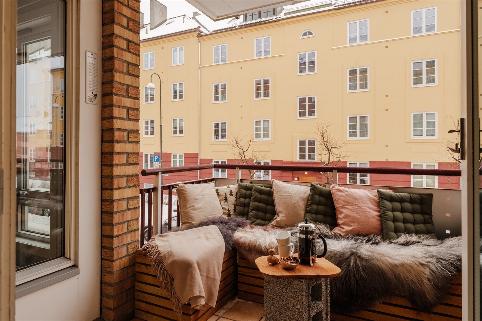 Balkongen ligger luftig og fritt til inn mot rolige Thurmanns gate. Galleribilde