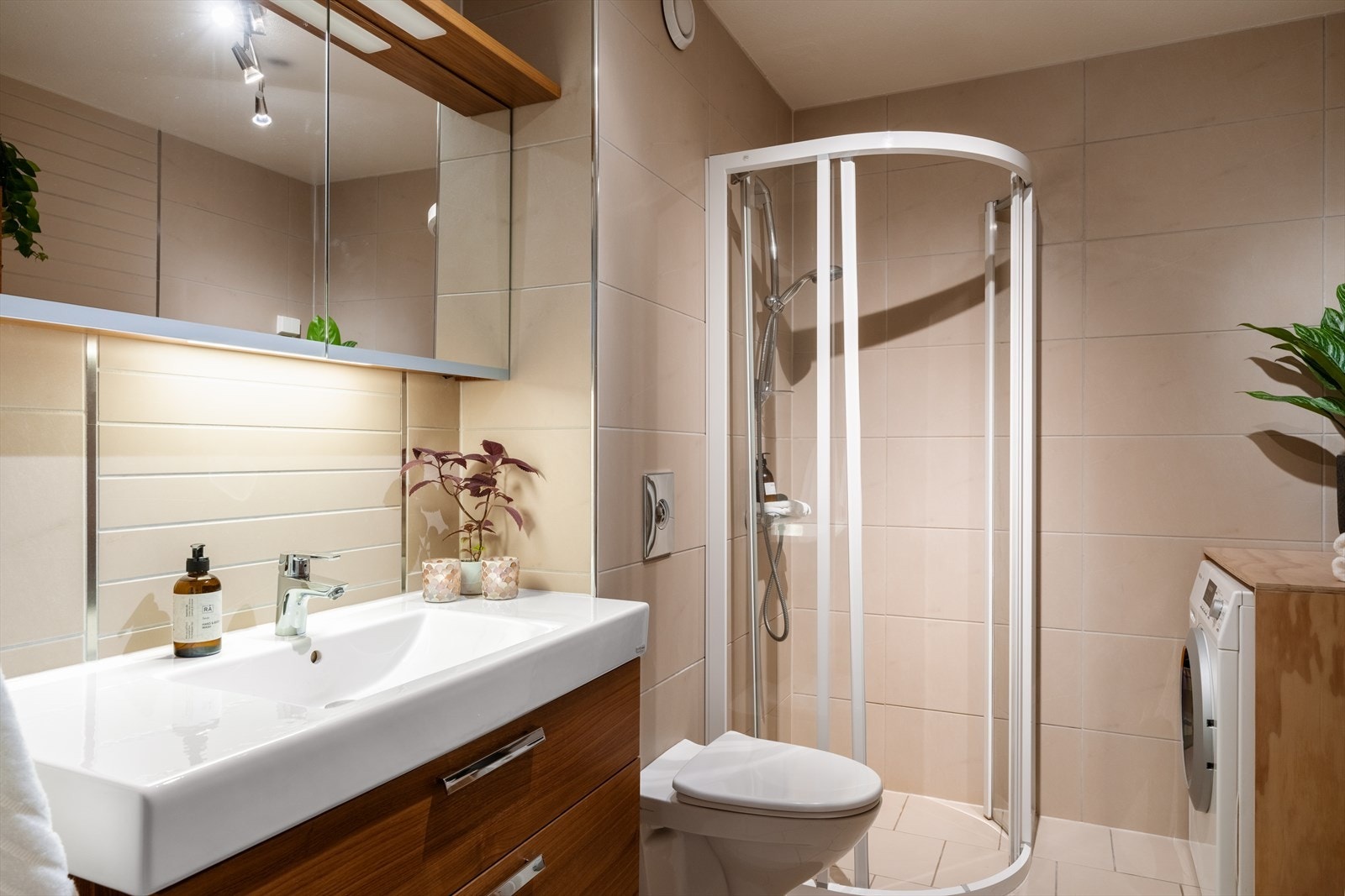 Tidløs innredning på baderommet. Galleribilde