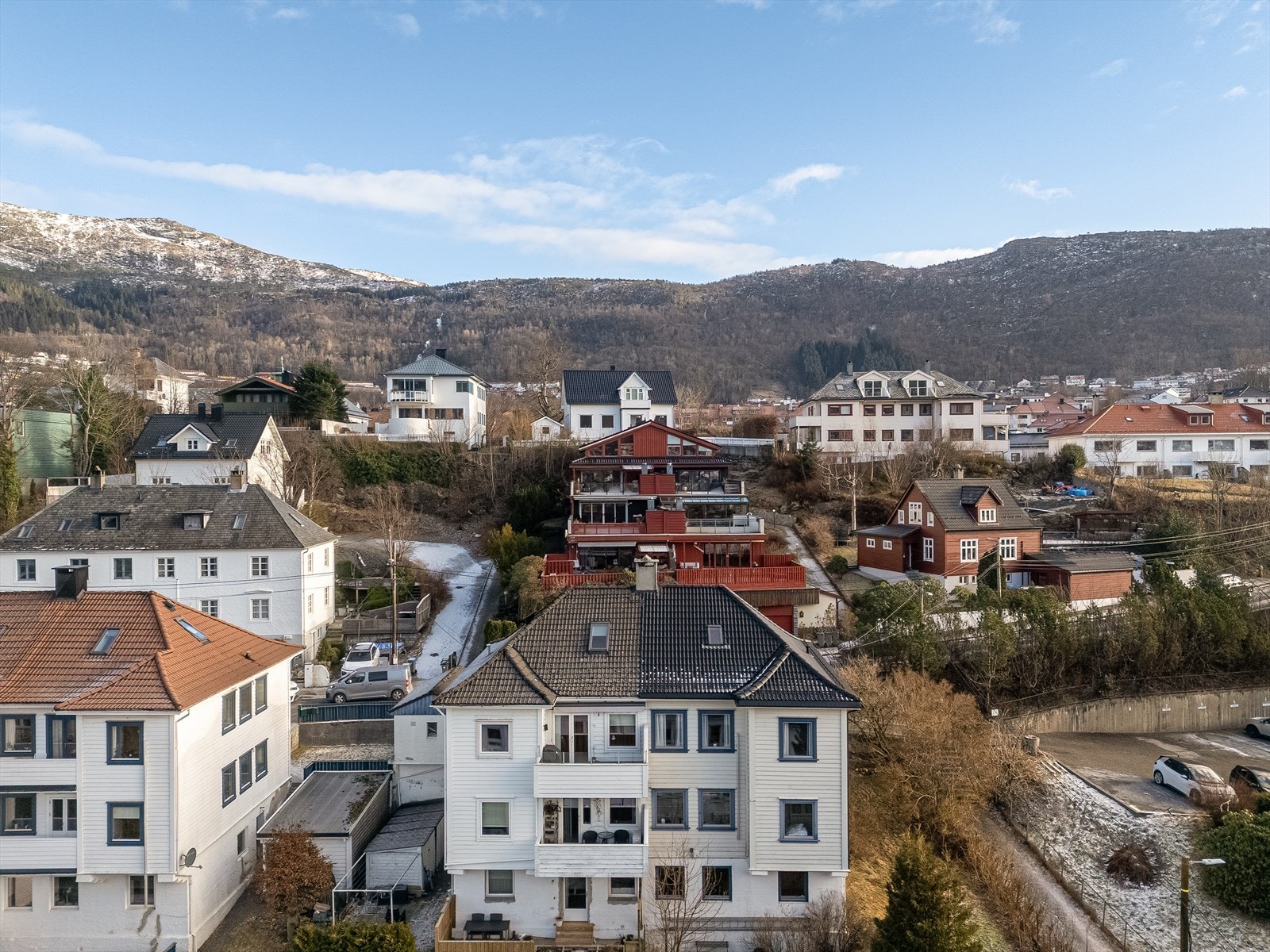 Tomannsboligen er innredet over tre etasje samt loft med vaskerom. Galleribilde