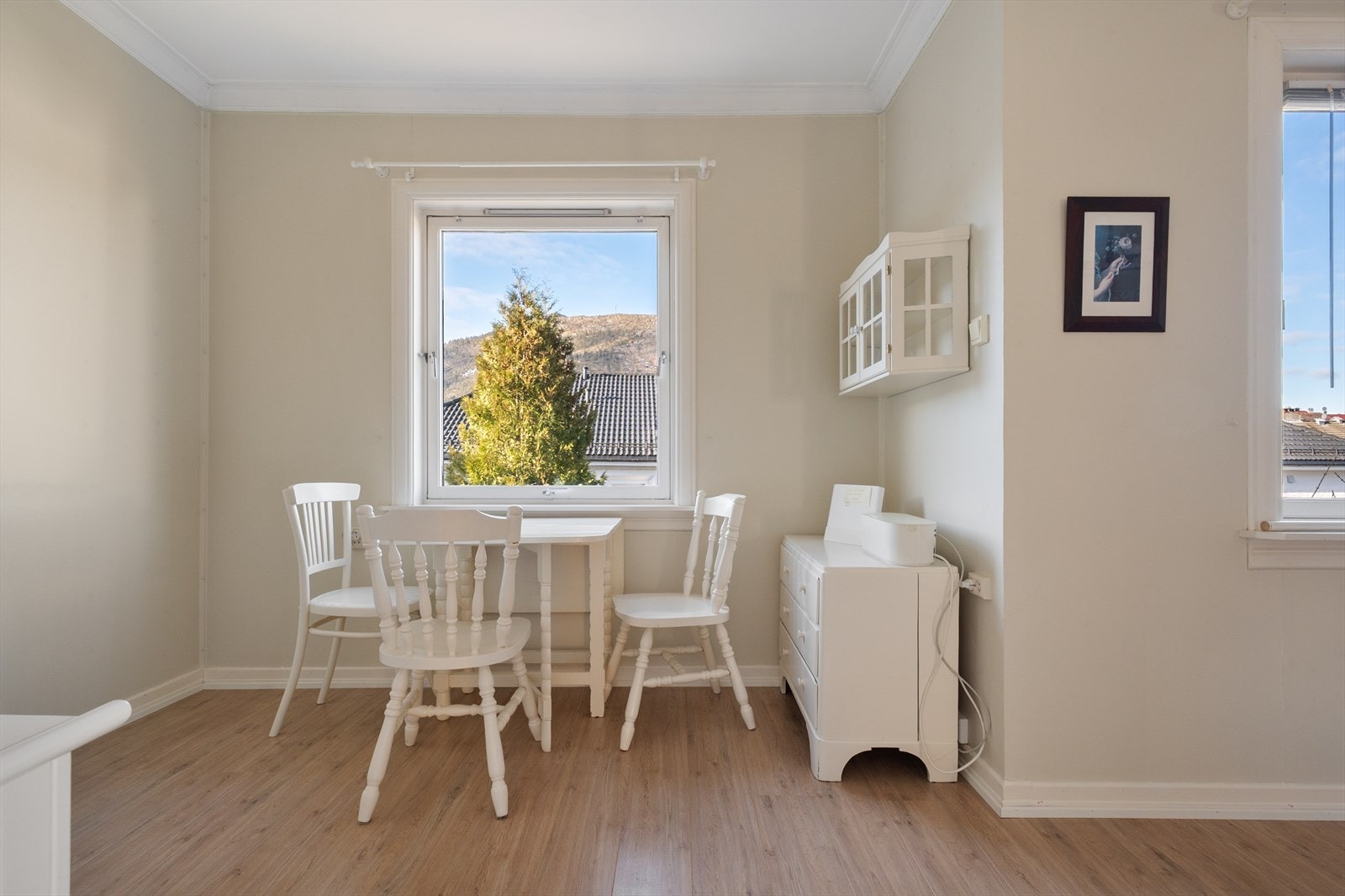 Spisestuen var opprinnelig et soverom, men er i dag åpnet opp mot både kjøkken og stue. Galleribilde