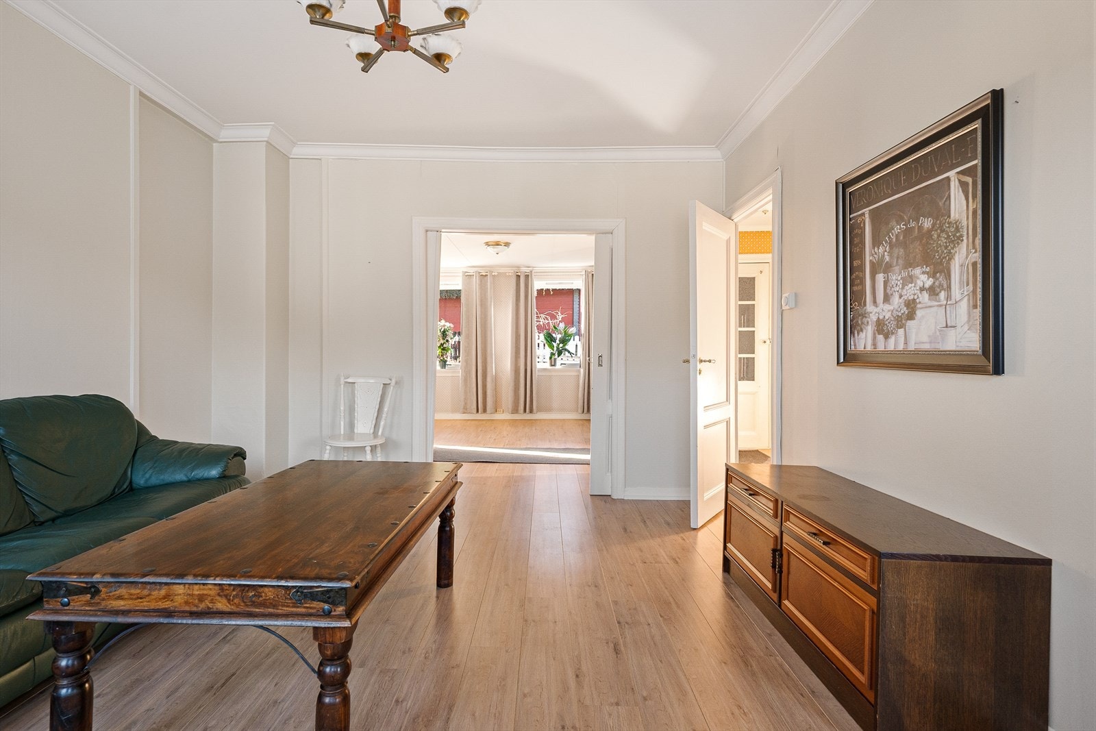 Skyvedør skiller rommene. Opprinnelig soverom og stue. Galleribilde