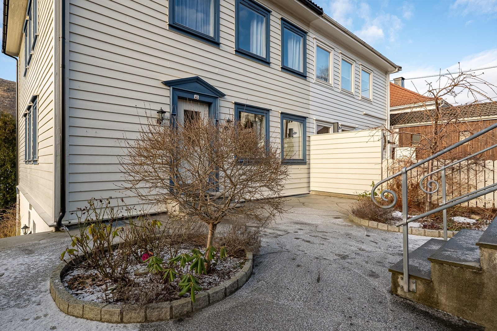 Et pent og velstelt inngangsparti gir et godt førsteinntrykk av boligen. Galleribilde