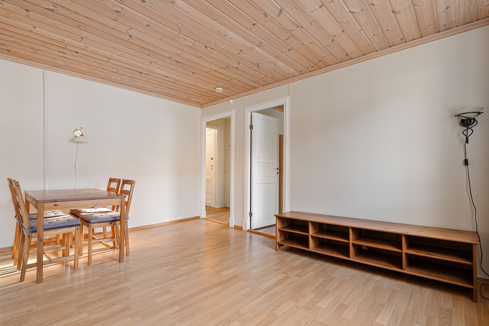 Bolighuset fordeler seg over totalt fire plan og inneholder tre leiligheter Galleribilde