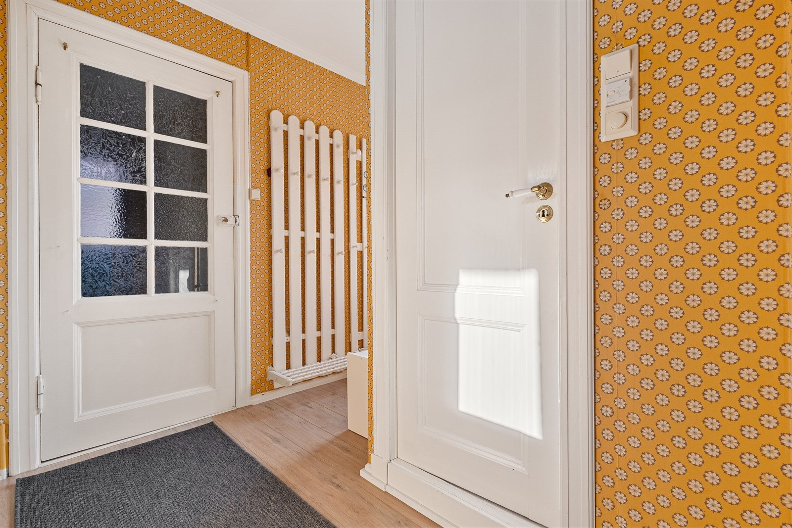 Gang i 1. etasje. Romslig nisje for ytterklær og sko. Galleribilde