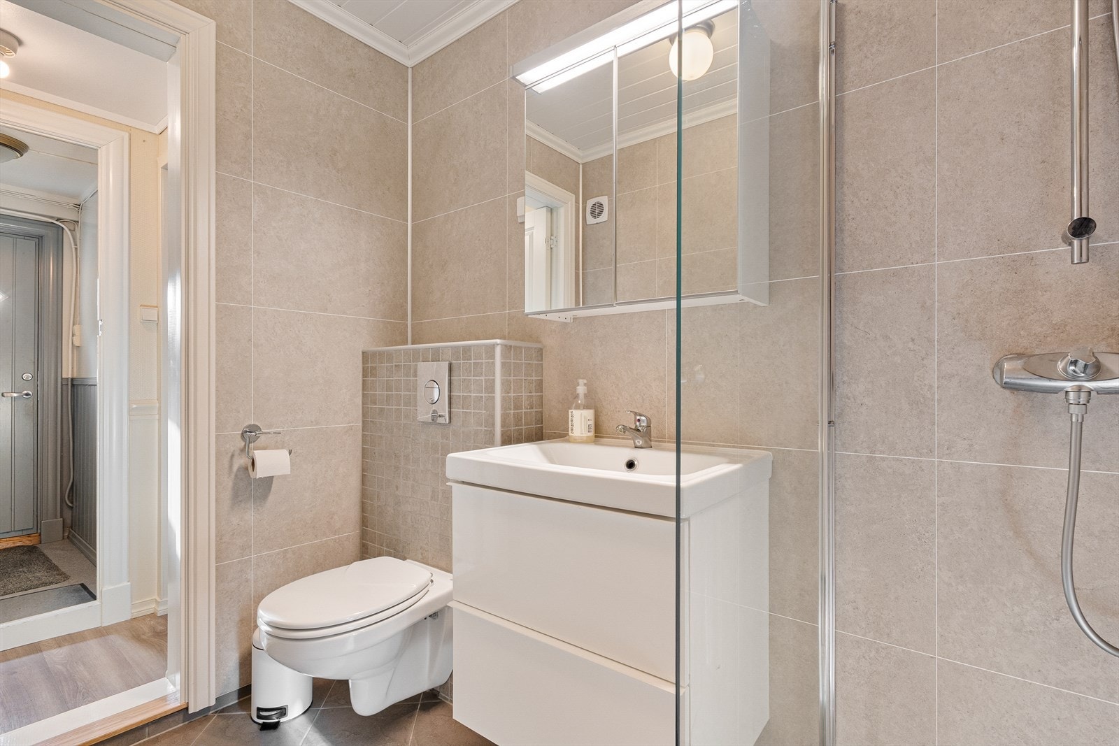 Badet i underetasjen ble pusset opp i 2020, hvor det ble lagt gulvvarme, fliser på vegger og gulv. Galleribilde