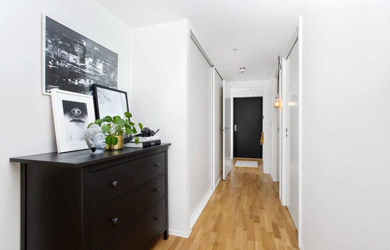 Gang med skyvedørsgarderobe og entré. Galleribilde