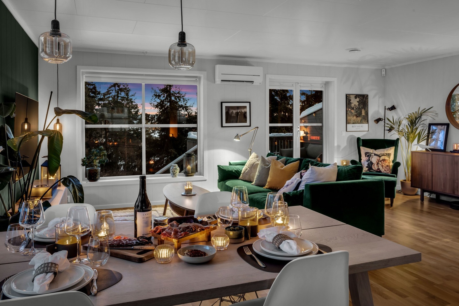 Den lune kveldsstemningen setter tonen for middagsbesøk og hyggelige selskap blant nære og kjære. Galleribilde