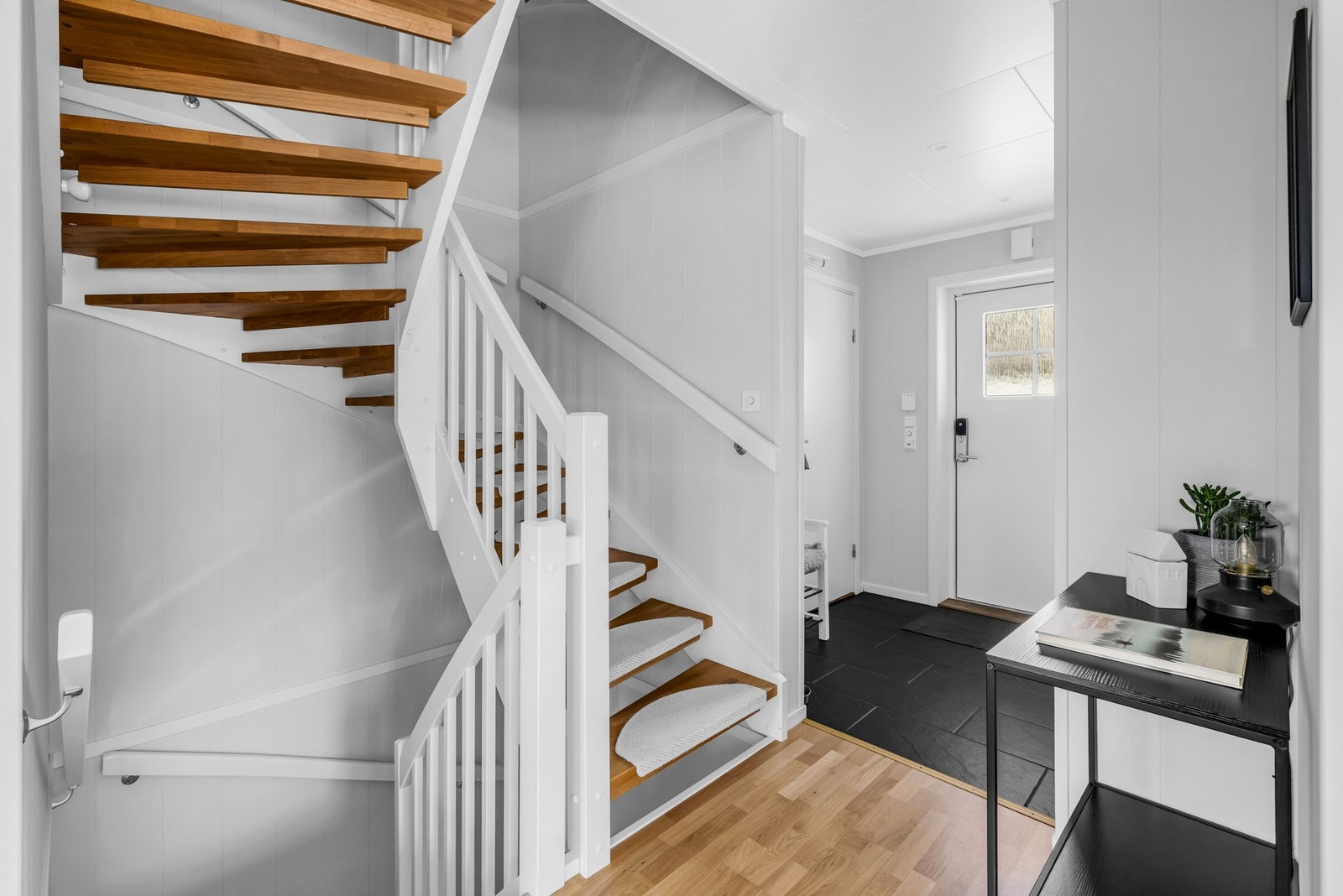 Trappen forbinder boligens fire etasjer. Galleribilde