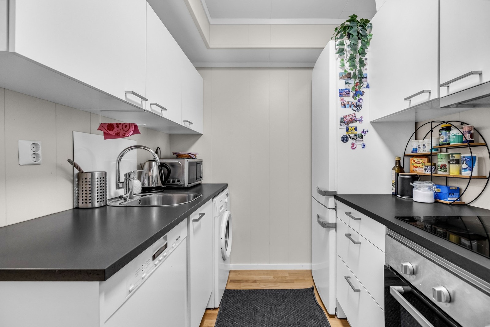 På kjøkkenet har man alt man trenger av hvitevarer pluss vaskemaskin. Galleribilde