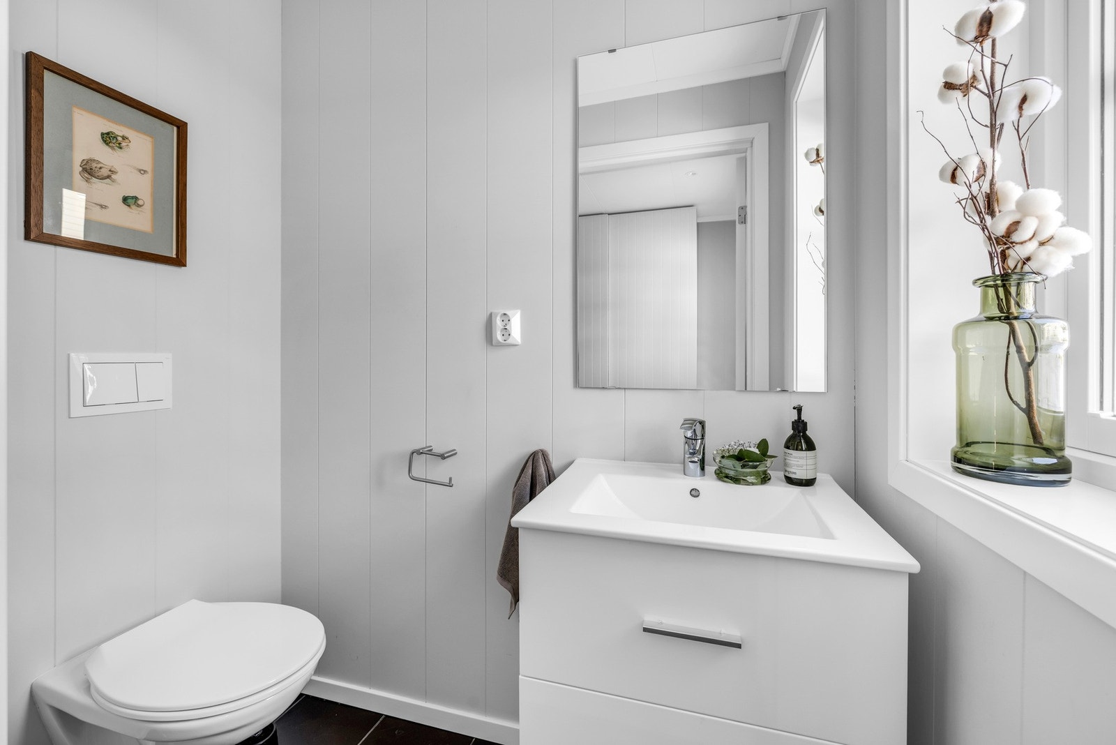 Fra entréen har man et praktisk toalettrom. Galleribilde