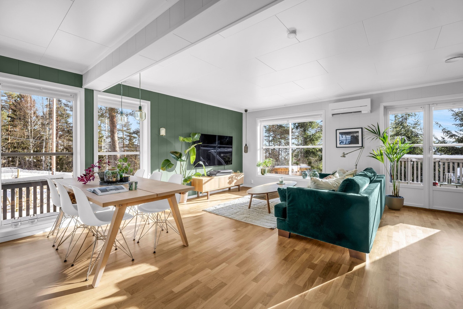 Stuen er lys og luftig med store vindusoverflater. Galleribilde