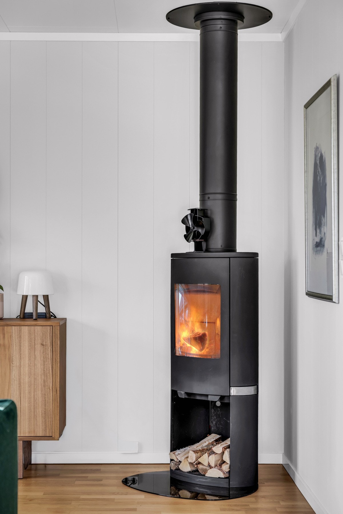 Den vedfyrte peisen setter en lun atmosfære i tillegg til å være et praktisk varme-tilskudd til boligen. Galleribilde