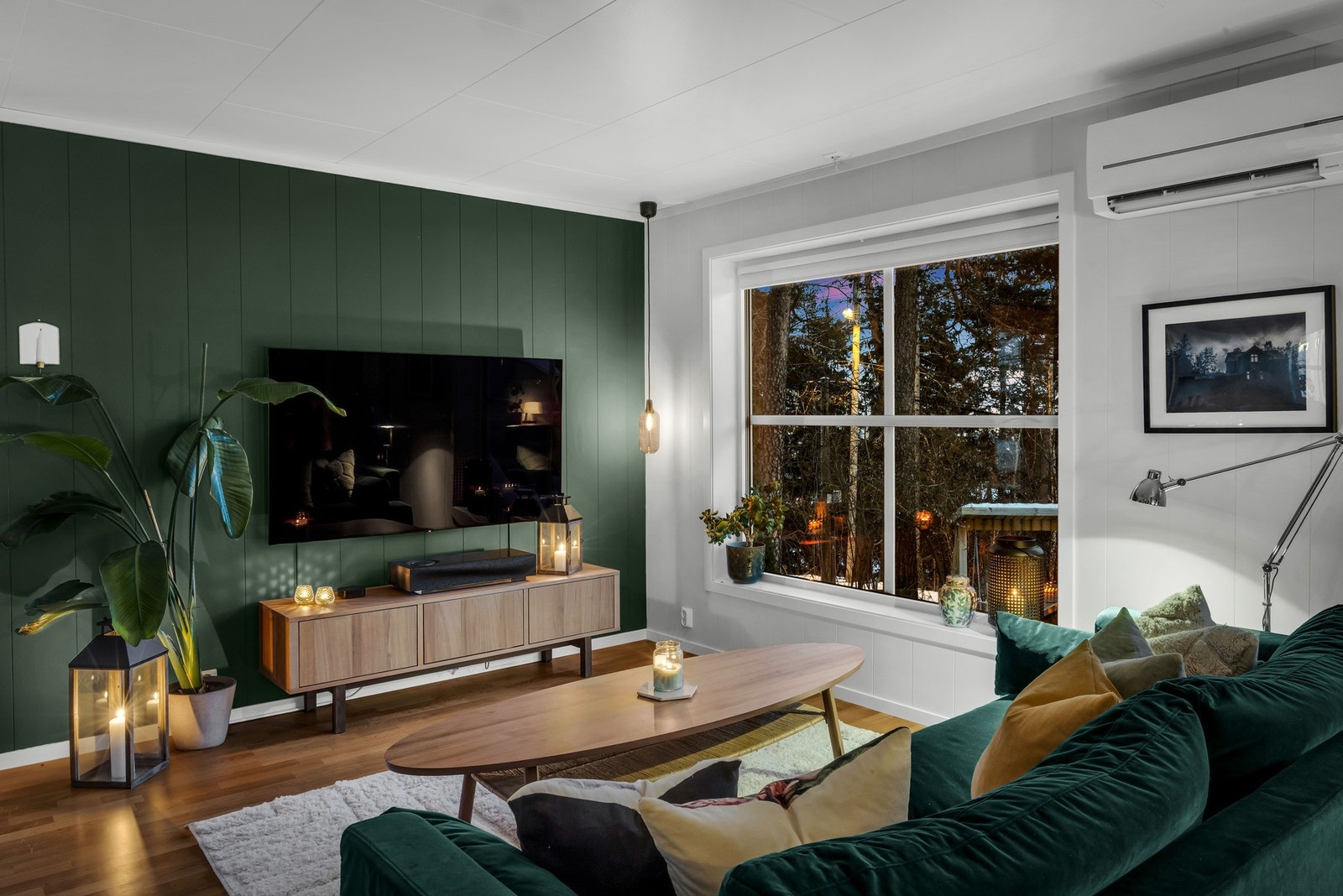 Tidsriktige fargevalg henter tonen fra de frodige omgivelsene. Galleribilde