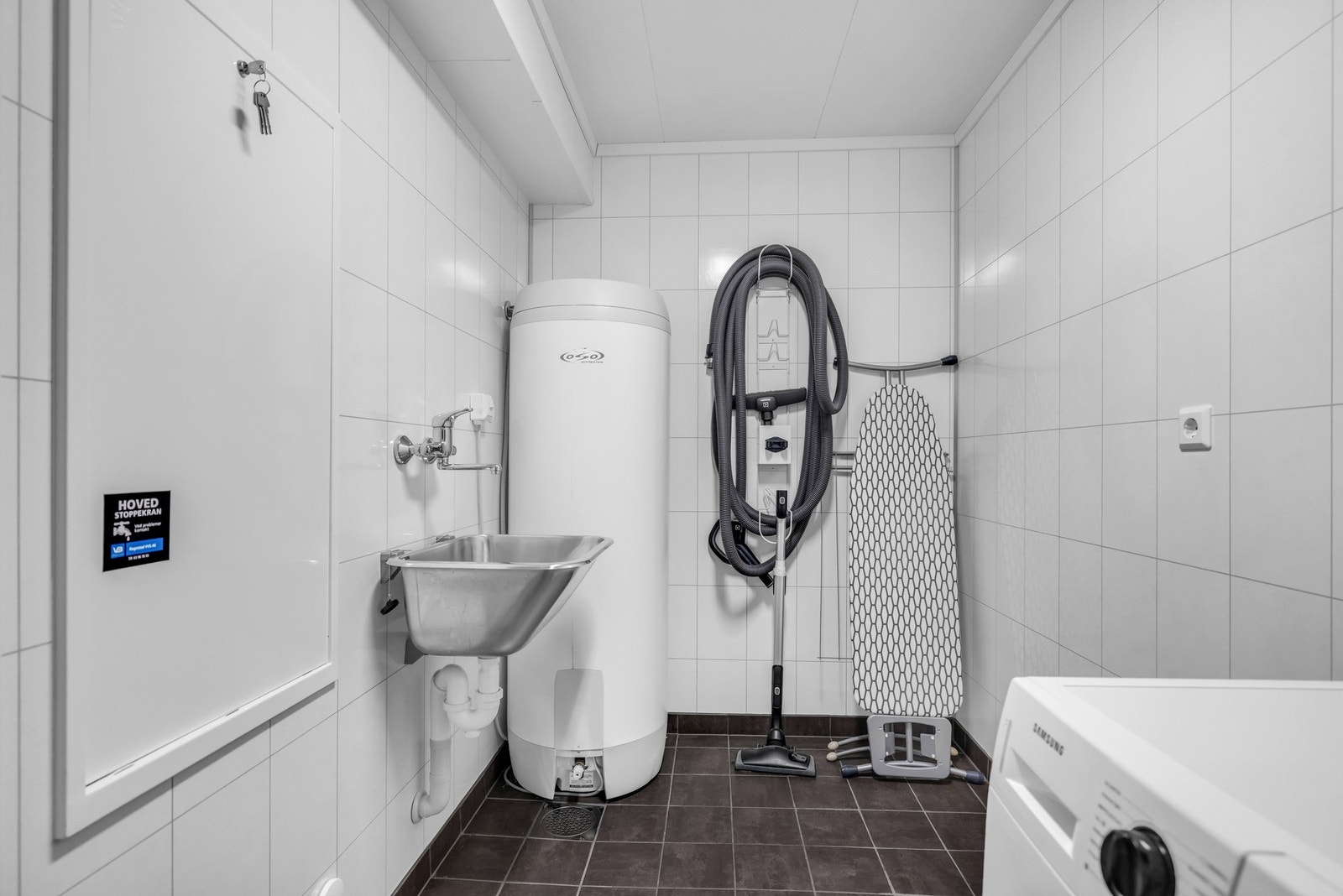 Underetasjen har innvendig tilgang via trapp, hvor vaskerommet er et praktisk tilskudd i en ellers hektisk hverdag. Motoren til sentralstøvsuger - med uttak i samtlige etasjer. Galleribilde