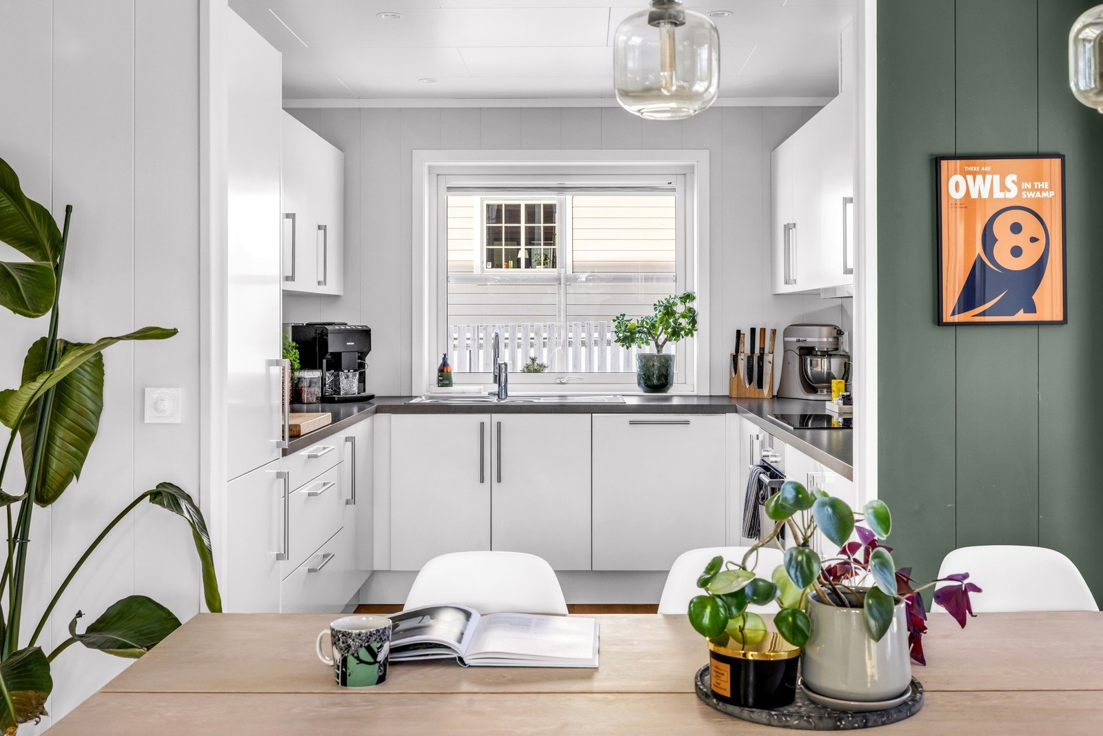 Fra stuen har man delvis åpen kjøkkenløsning. Galleribilde