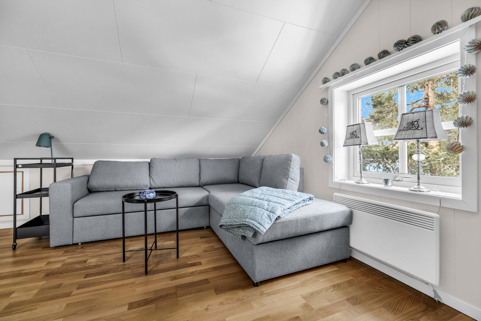 Boligen oppvarmes primært med elektriske panelovner. Galleribilde