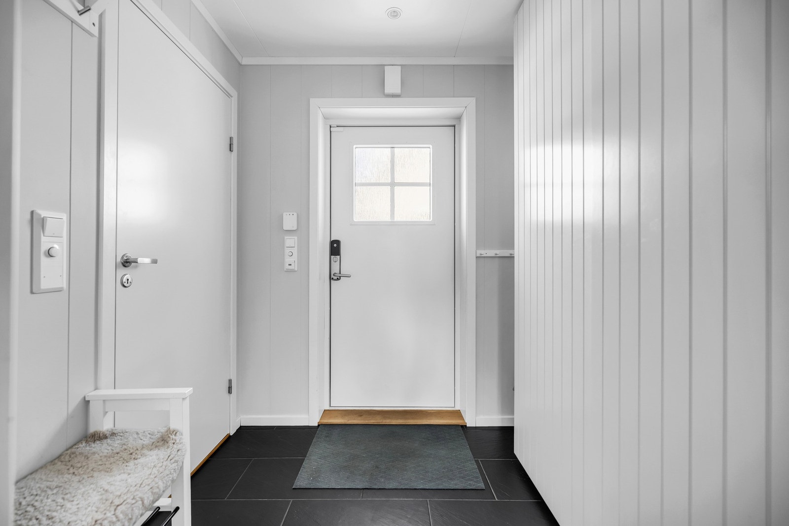 Innbydende entré med behagelig gulvvarme og praktisk innhukk for å henge fra seg diverse yttertøy. Galleribilde