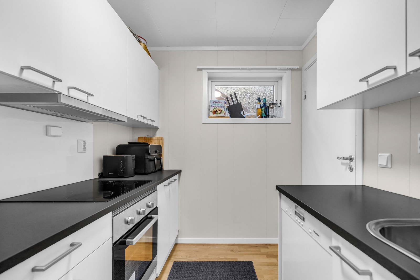 Kjøkkenet er satt inn i det som tidligere var en bod. Se salgsoppgave for ytterligere informasjon. Galleribilde