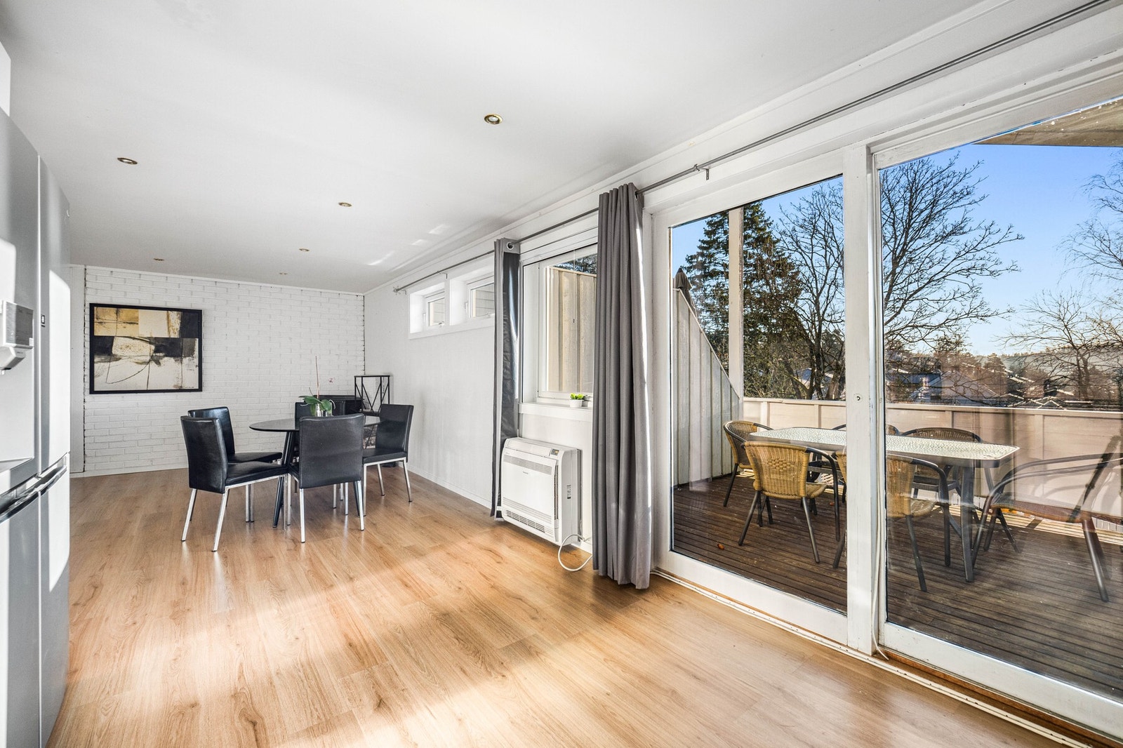 Med stor skyvedør slippes natur og lys innpå kjøkkenet og det er lett å bruke uteplassen. Galleribilde