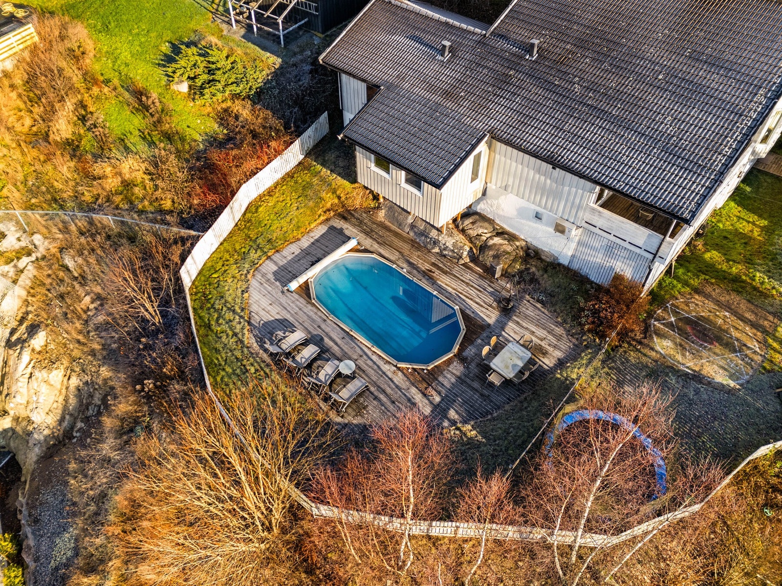 Uteplassen ligger rolig til bak huset. Galleribilde